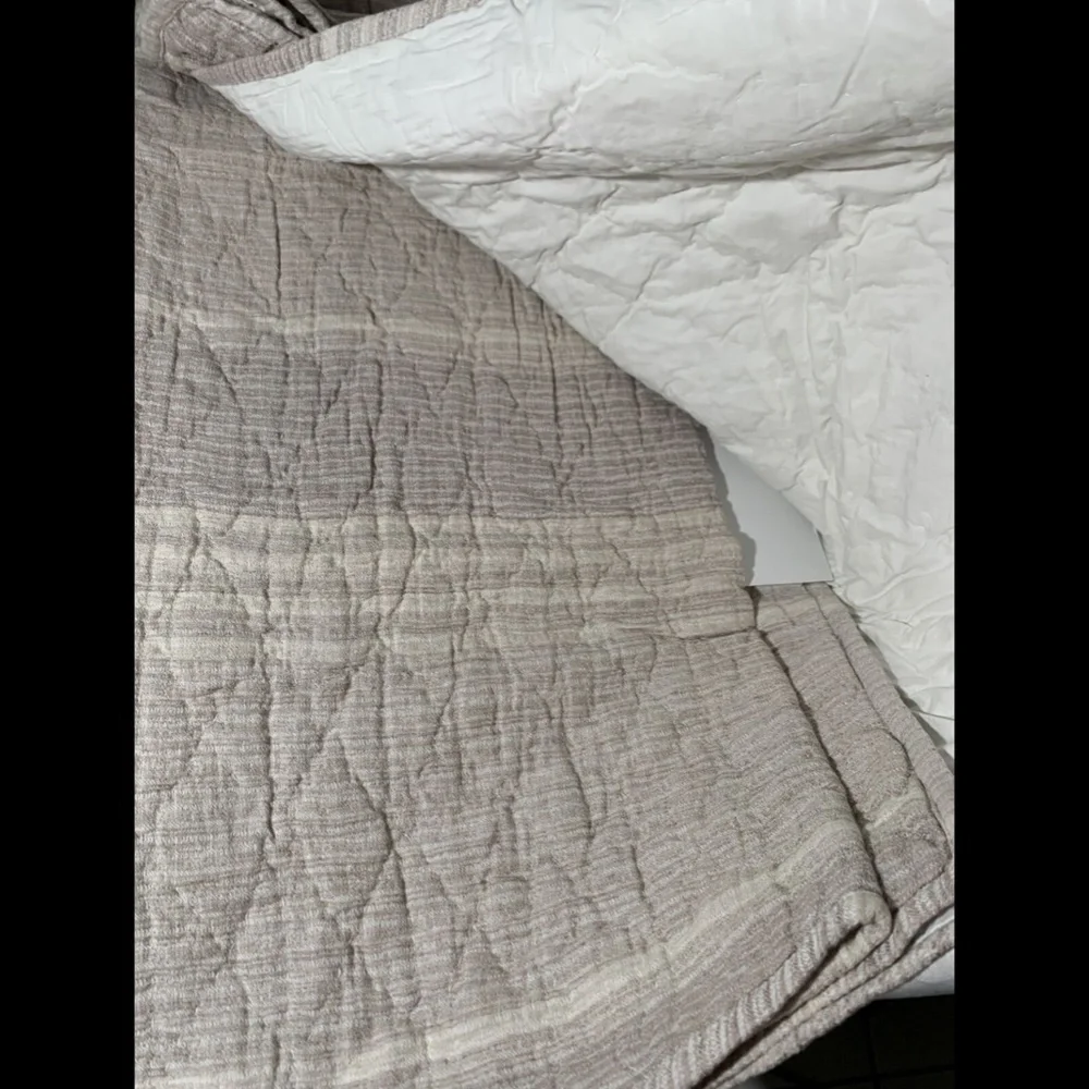 NIB Hotel Collection Honeycomb Full/Queen Coverlet in Linen/Cotton‎